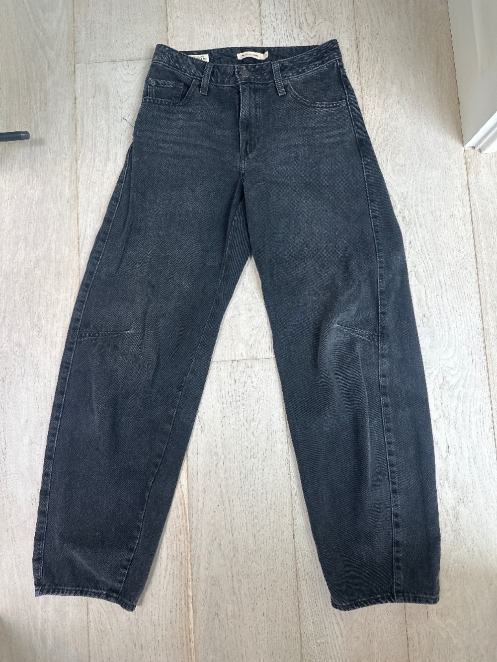Levi’s- baggy dad barrel, size 26